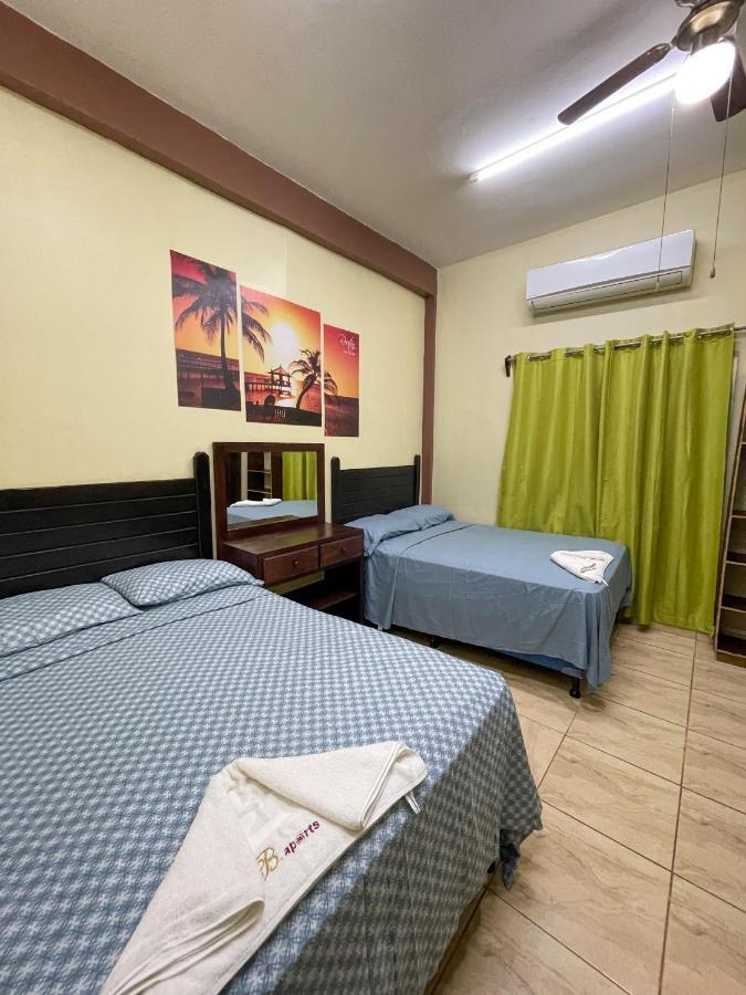 B Aparts Hotel Coxen Hole Exteriör bild