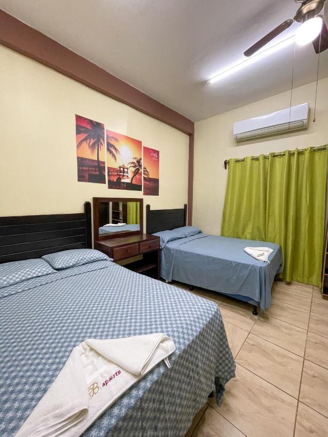 B Aparts Hotel Coxen Hole Exteriör bild
