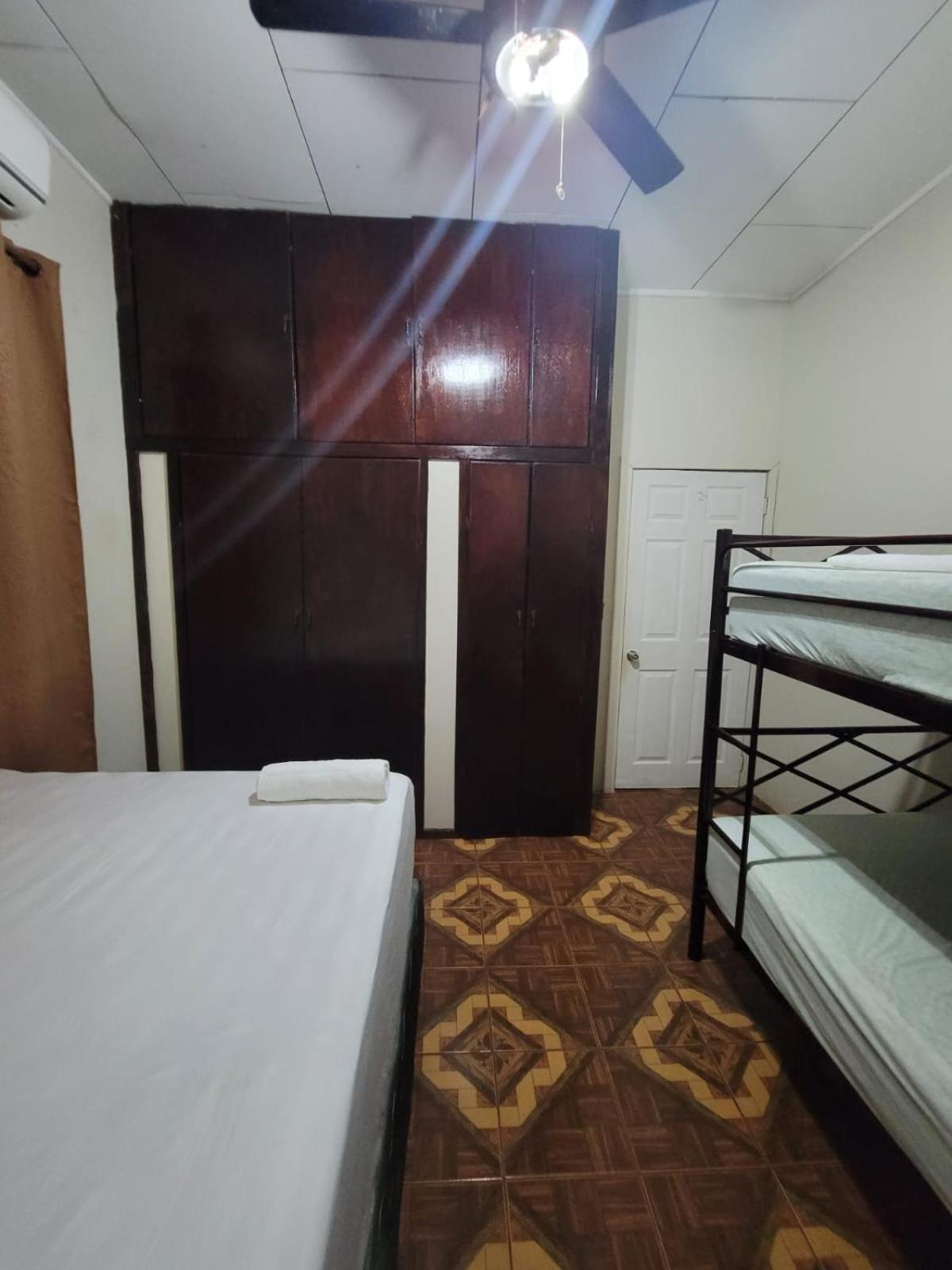 B Aparts Hotel Coxen Hole Exteriör bild