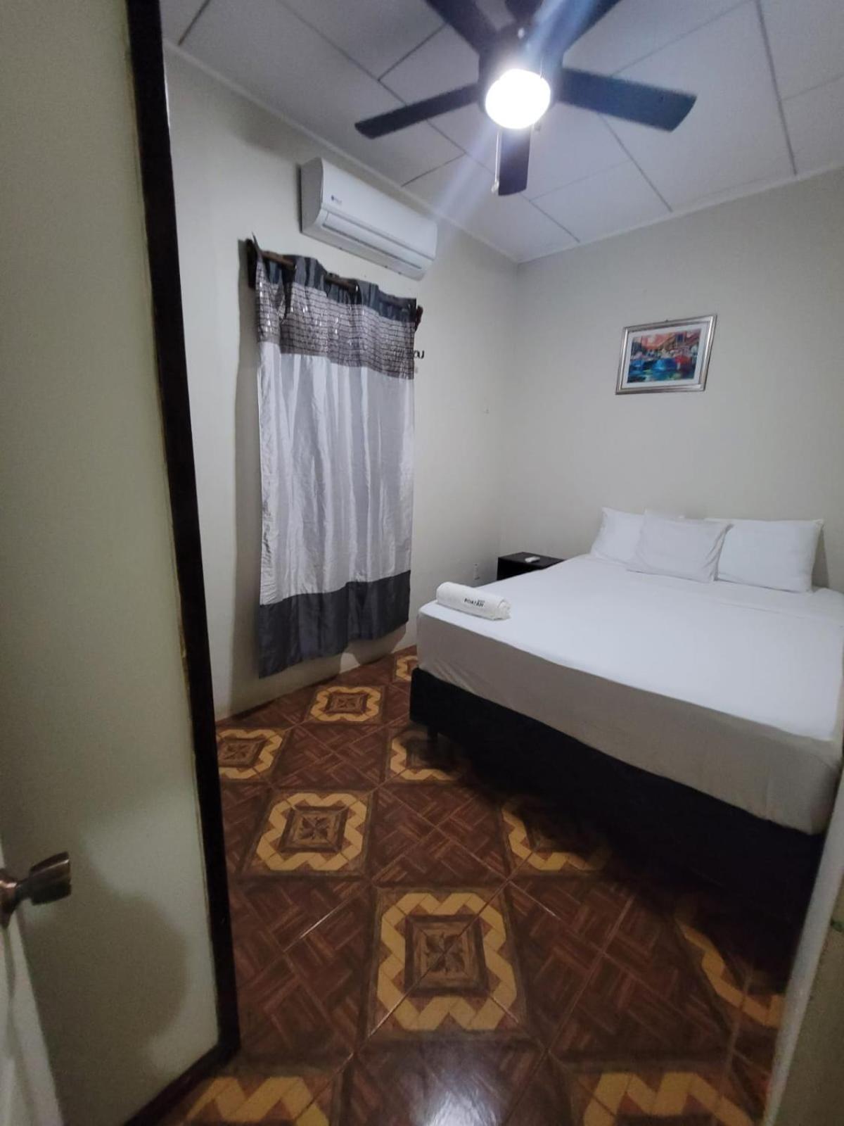 B Aparts Hotel Coxen Hole Exteriör bild