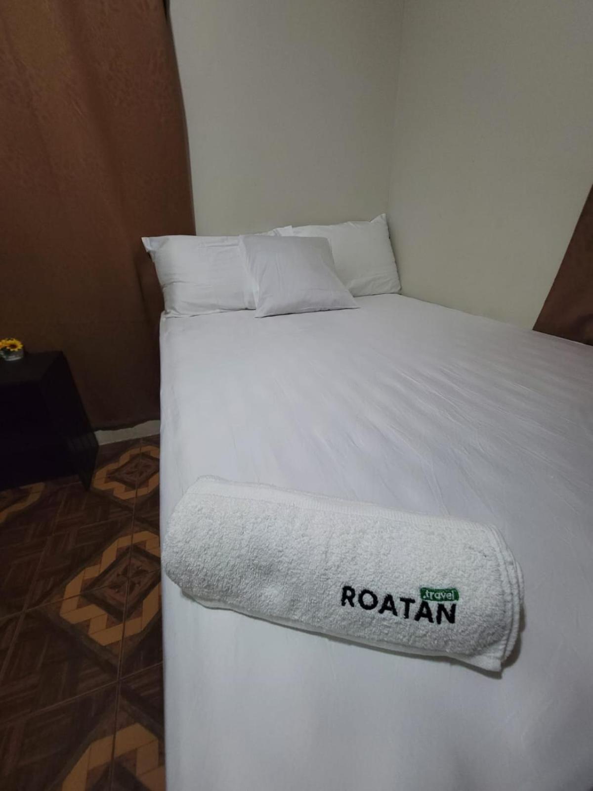 B Aparts Hotel Coxen Hole Exteriör bild